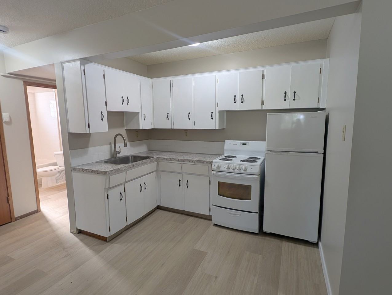 7850 8 Ave Sw - Photo 4 of 10