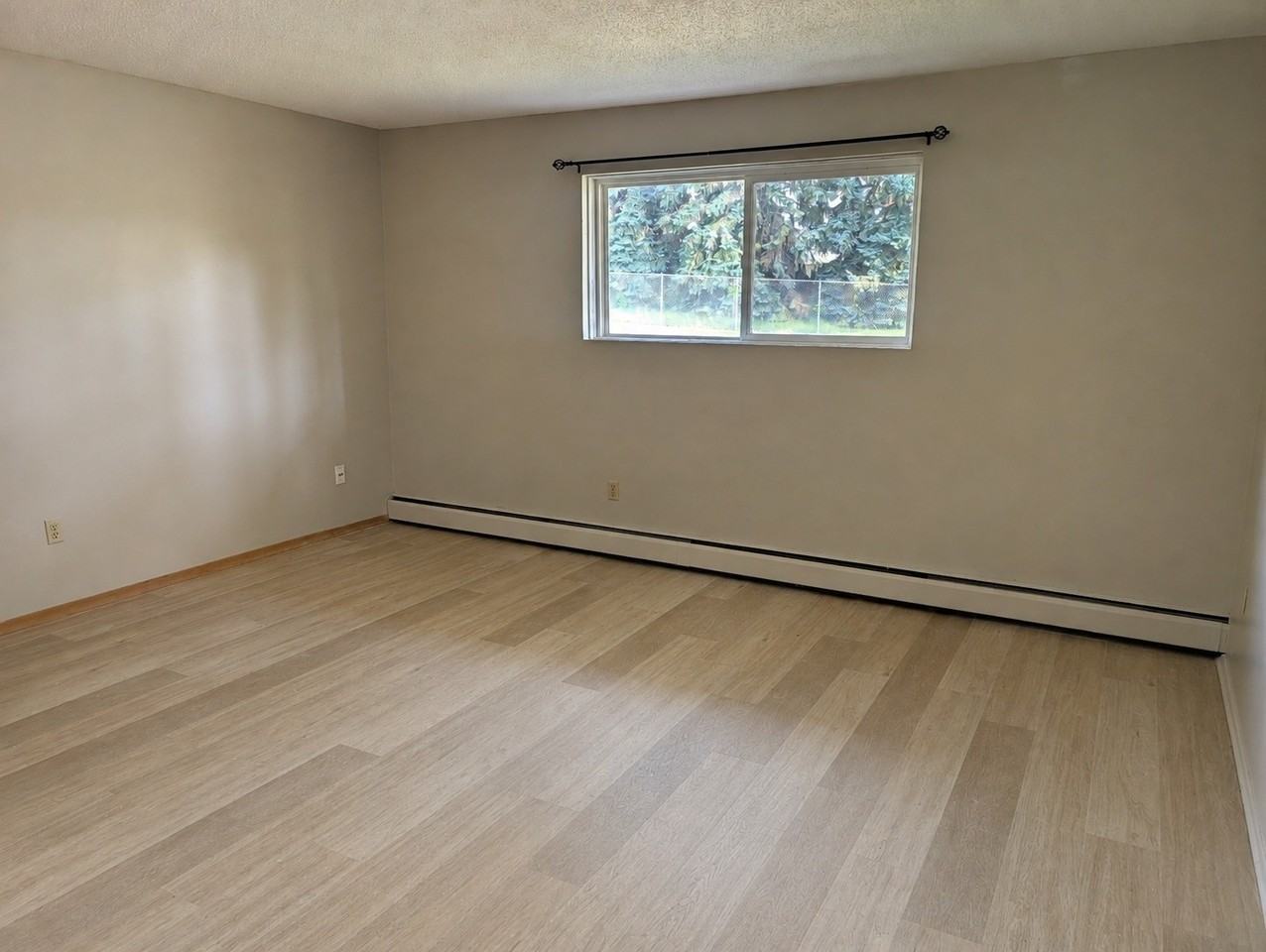 7850 8 Ave Sw - Photo 5 of 10