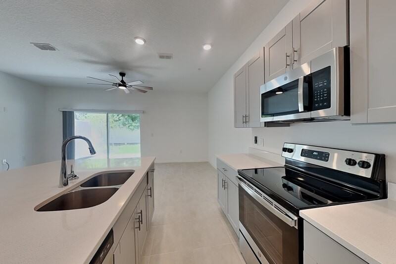 4830 Revolutionary Way - Photo 4 of 28