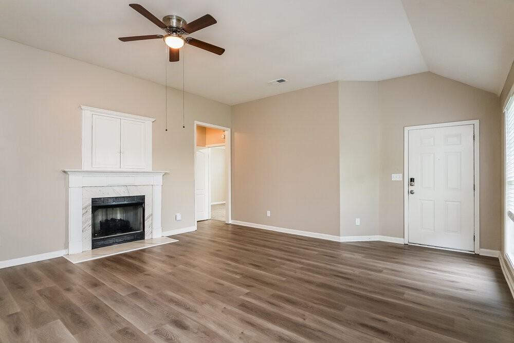 1061 Village Trl - Photo 3 of 21
