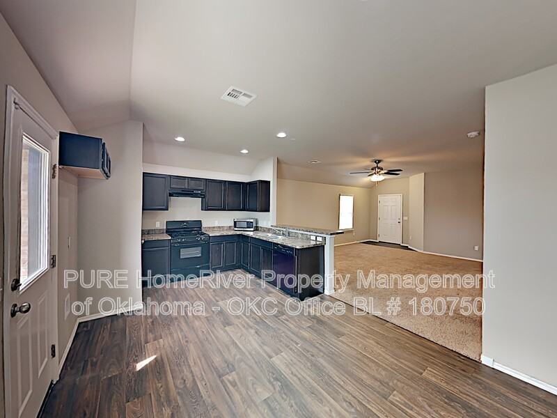 9304 Nw 70th St - Photo 4 of 20