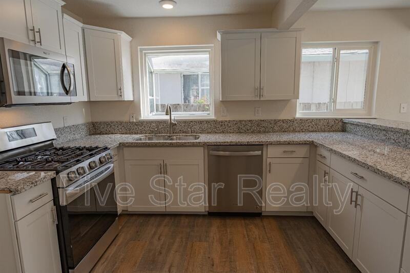 1734 Harris St - Photo 2 of 12