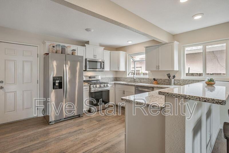 1734 Harris St - Photo 4 of 12