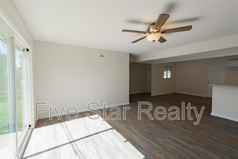 1734 Harris St - Photo 5 of 12
