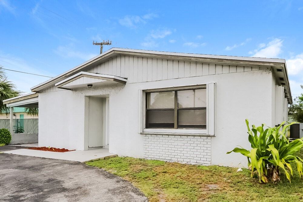 1931 N Seacrest Blvd - Photo 4 of 16