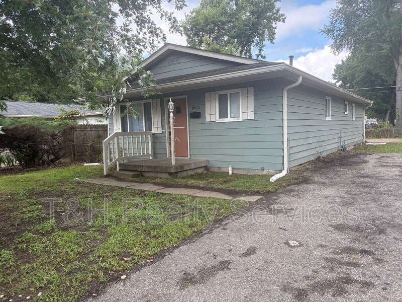 3030 Roberta Dr - Photo 4 of 23