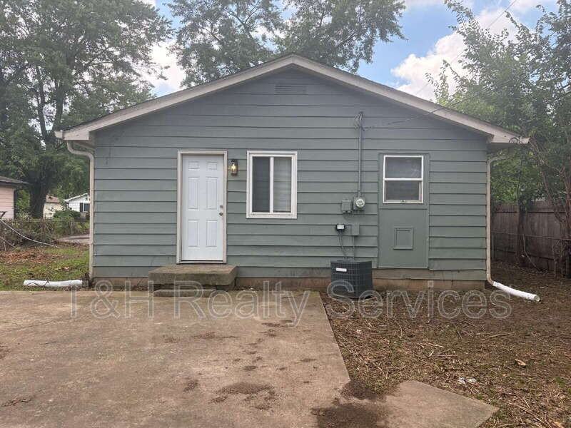 3030 Roberta Dr - Photo 5 of 23