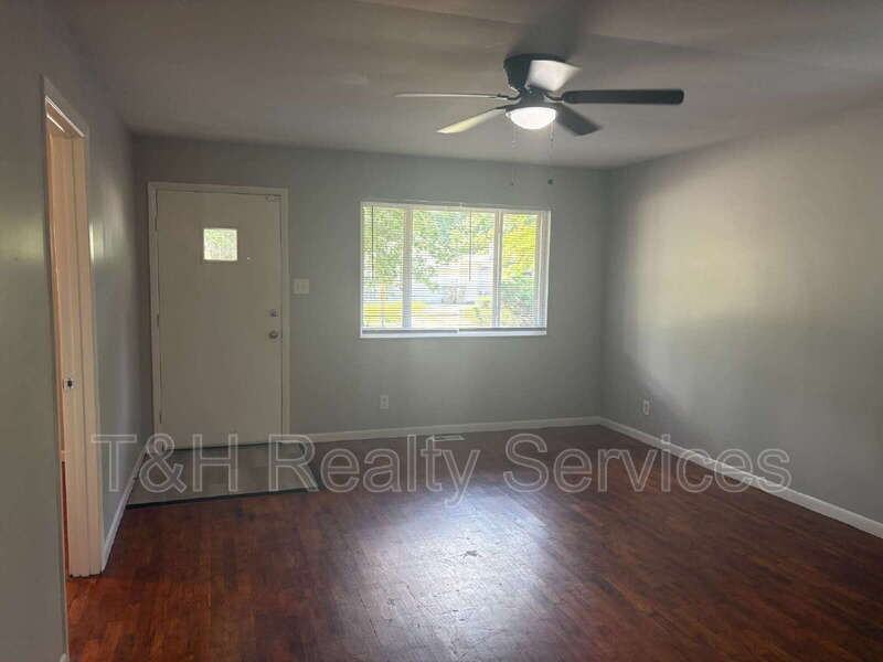 3030 Roberta Dr - Photo 6 of 23