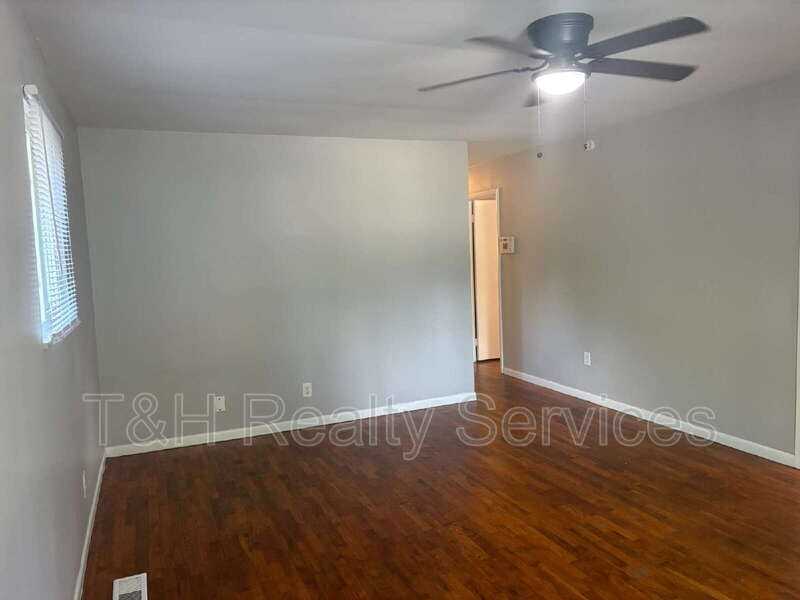 3030 Roberta Dr - Photo 7 of 23