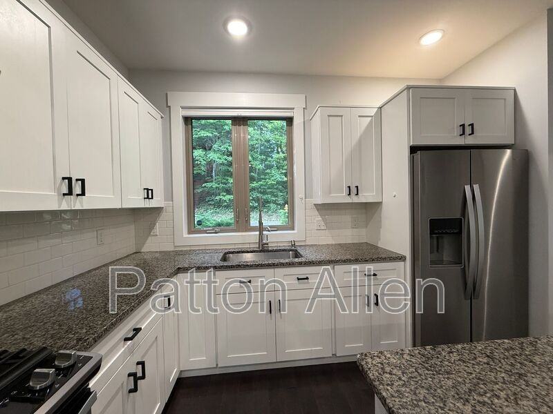 92 Hibriten Dr - Photo 5 of 34