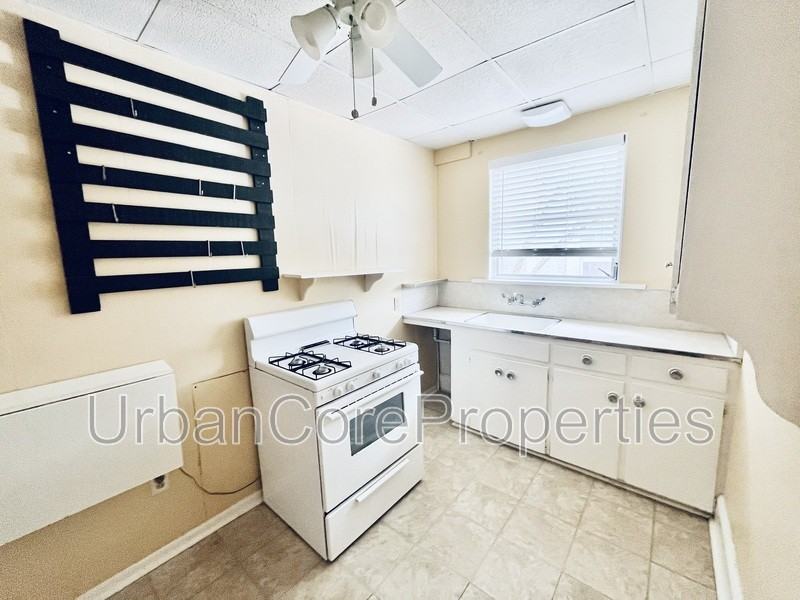 1233 Oak St Ne #7 - Photo 6 of 9