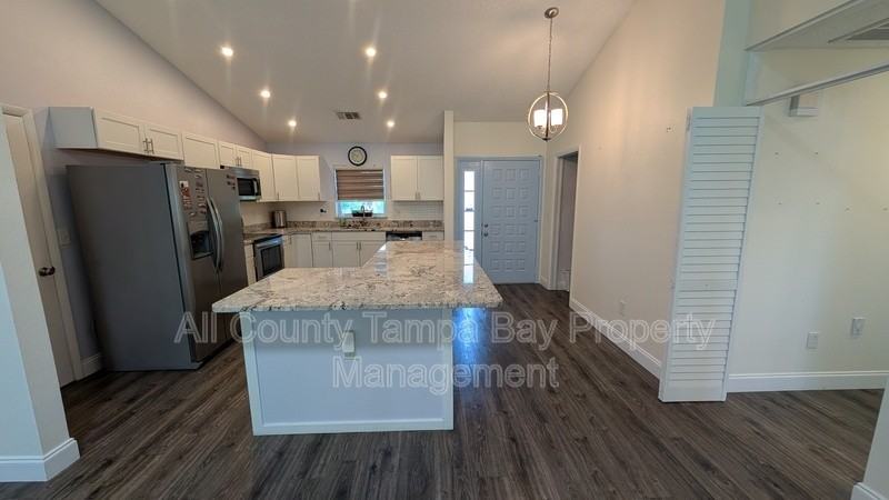 1731 Union St - Photo 4 of 49
