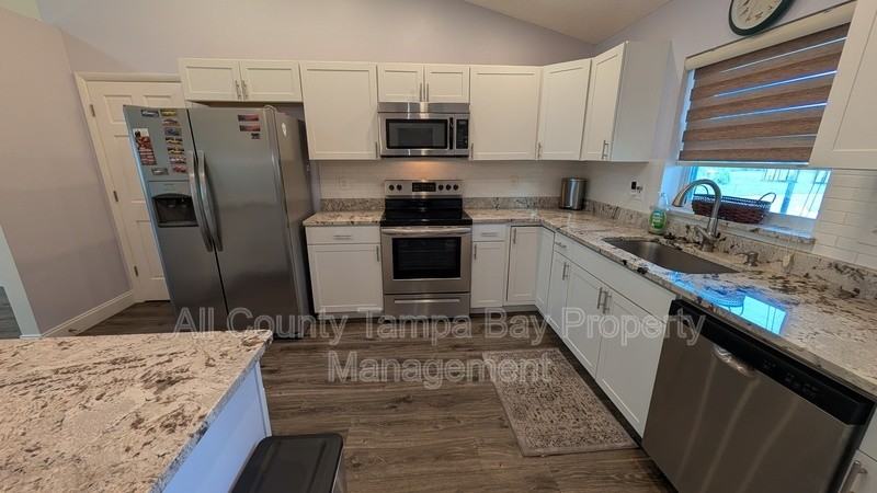 1731 Union St - Photo 5 of 49