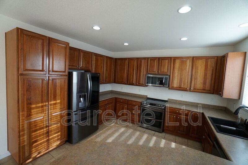 10213 Uravan St - Photo 3 of 31