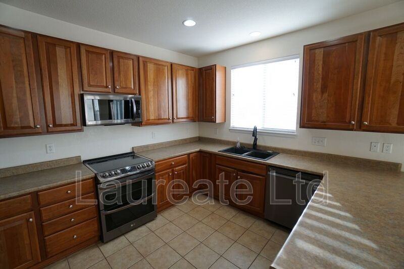 10213 Uravan St - Photo 4 of 31