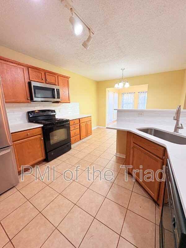 152 Drewsbury Dr - Photo 4 of 19