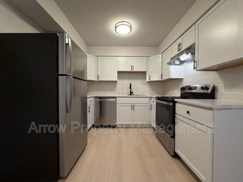 515 W Saunders Ave #2 - Photo 2 of 16