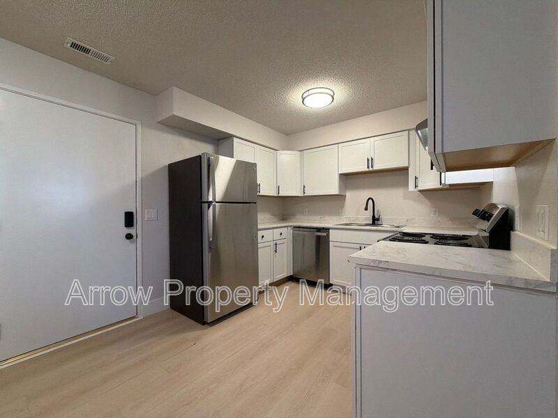 515 W Saunders Ave #2 - Photo 3 of 16