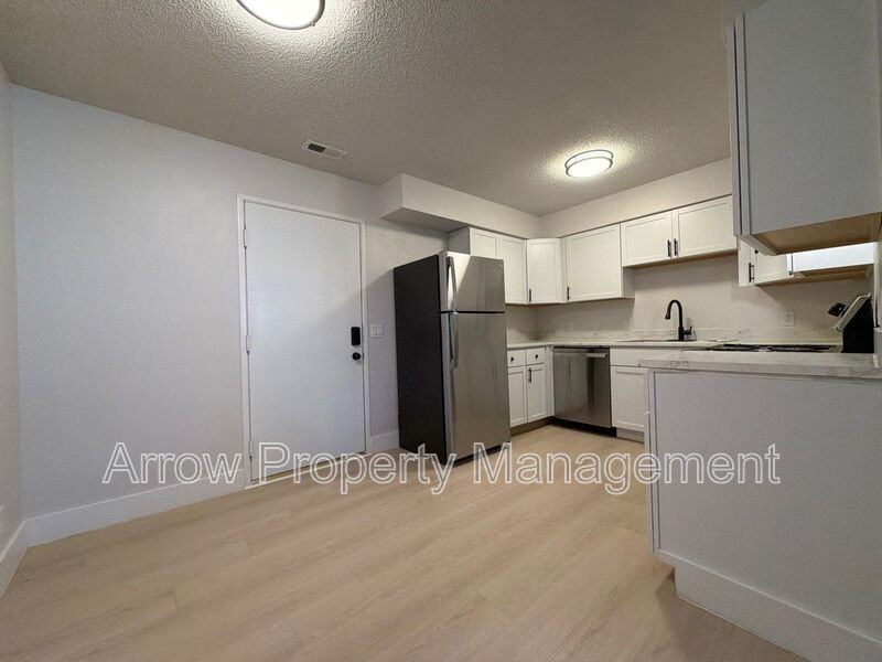 515 W Saunders Ave #2 - Photo 4 of 16