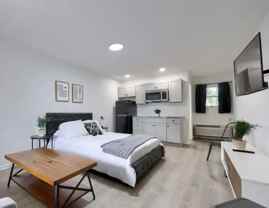 Beautiful Furnished Private Efficiency Suites with Bath for Rent. - Photo 1 of 1