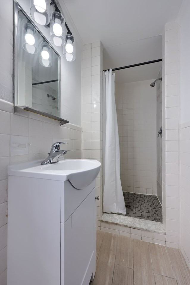 Beautiful Furnished Private Efficiency Suites with Bath for Rent. - Photo 3 of 40