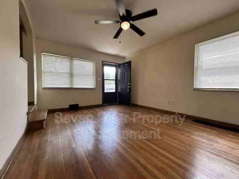 323 S Napoleon Ave - Photo 3 of 27