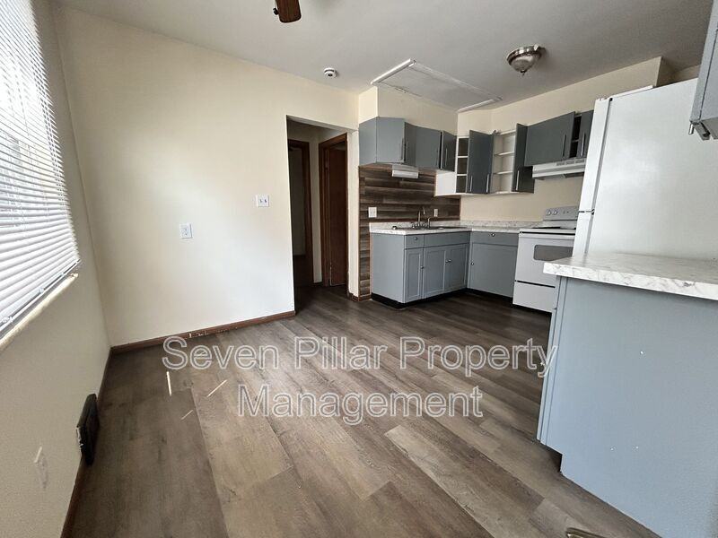 323 S Napoleon Ave - Photo 4 of 27