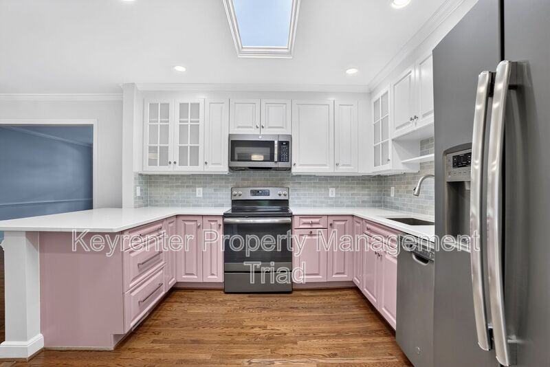 2408 Hawthorne St - Photo 3 of 36