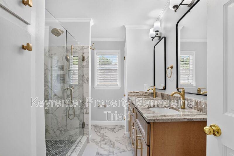2408 Hawthorne St - Photo 6 of 36