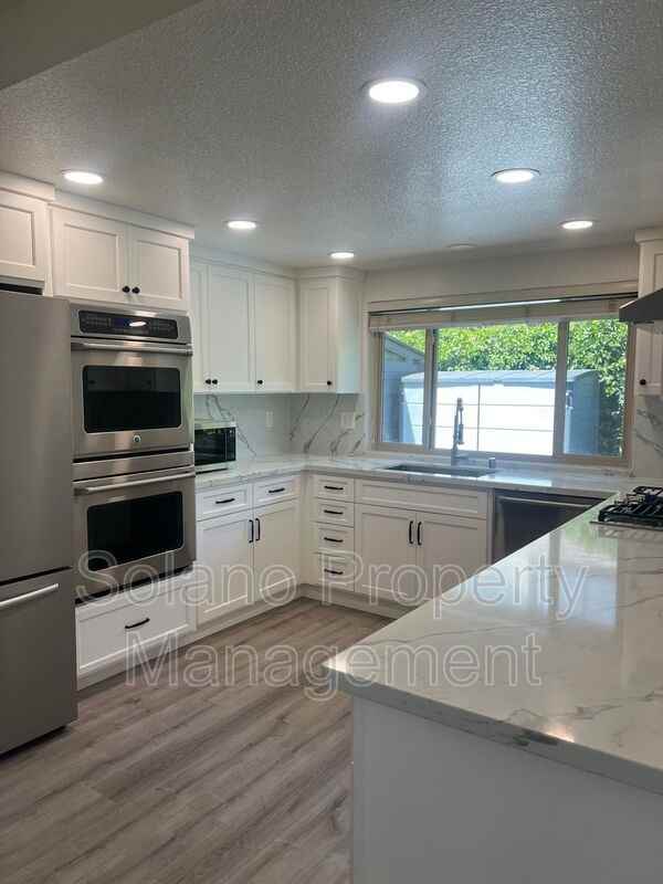 142 Hillview Dr - Photo 2 of 50