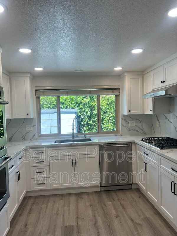 142 Hillview Dr - Photo 3 of 50