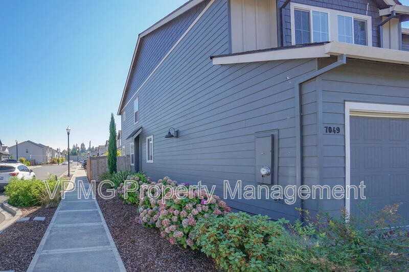 7049 Ne 4th Ct - Photo 3 of 34