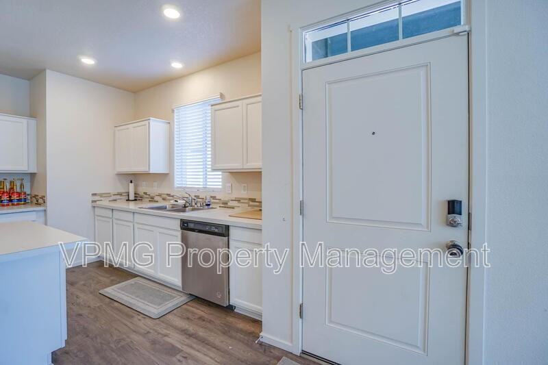 7049 Ne 4th Ct - Photo 5 of 34