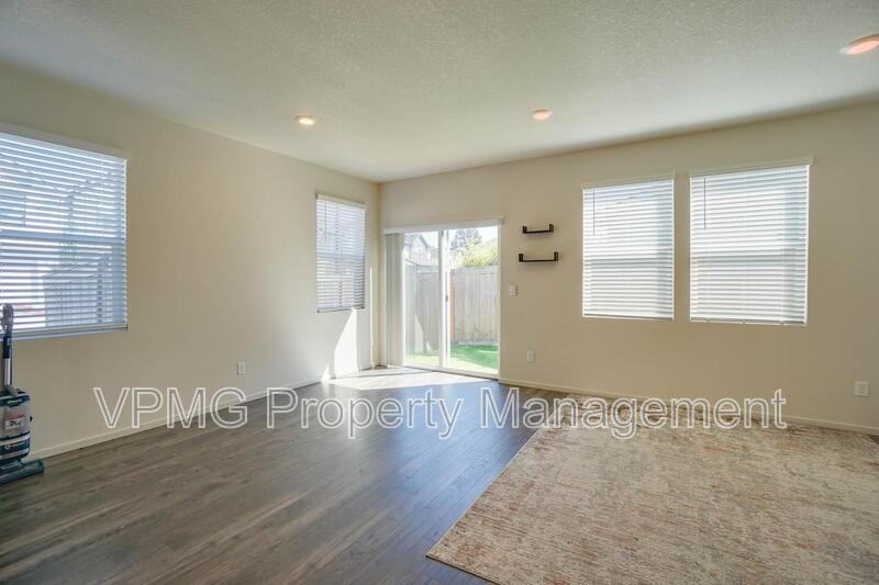7049 Ne 4th Ct - Photo 7 of 34
