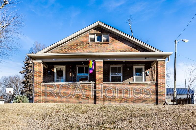 1048 E Bradbury Ave - Photo 2 of 35