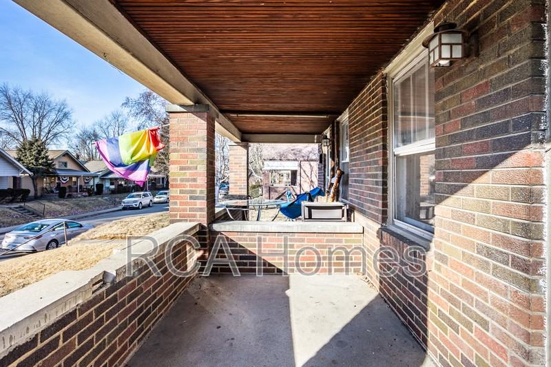1048 E Bradbury Ave - Photo 5 of 35