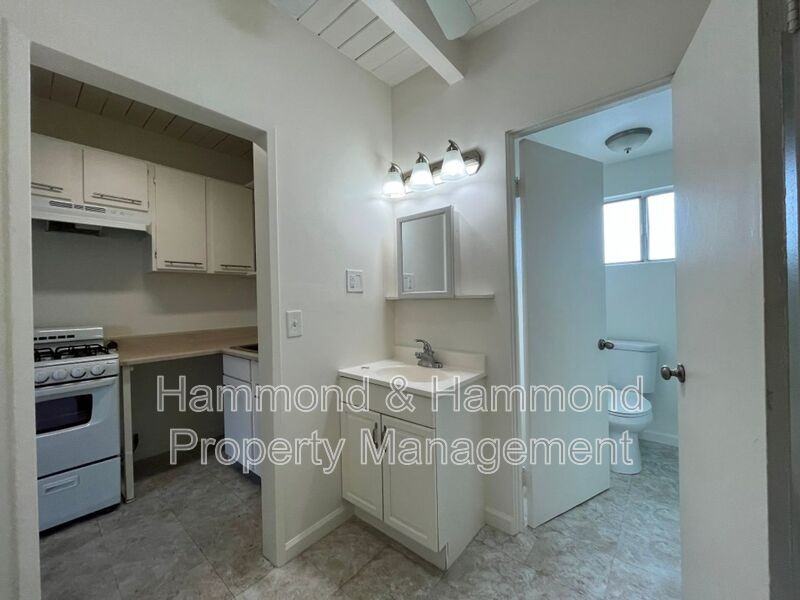 911 Ventura Ave #7 - Photo 5 of 12