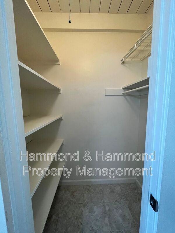 911 Ventura Ave #7 - Photo 7 of 12