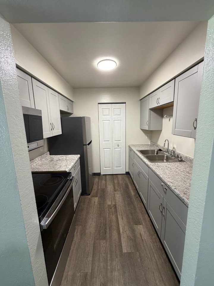 305 Locust St W - Photo 2 of 19