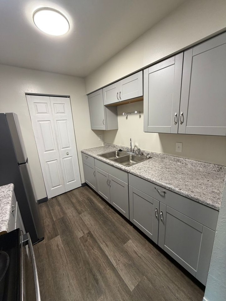 305 Locust St W - Photo 3 of 19