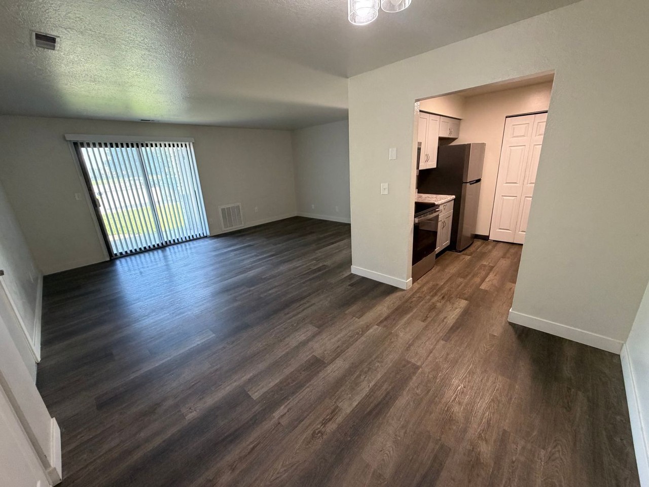 305 Locust St W - Photo 4 of 19