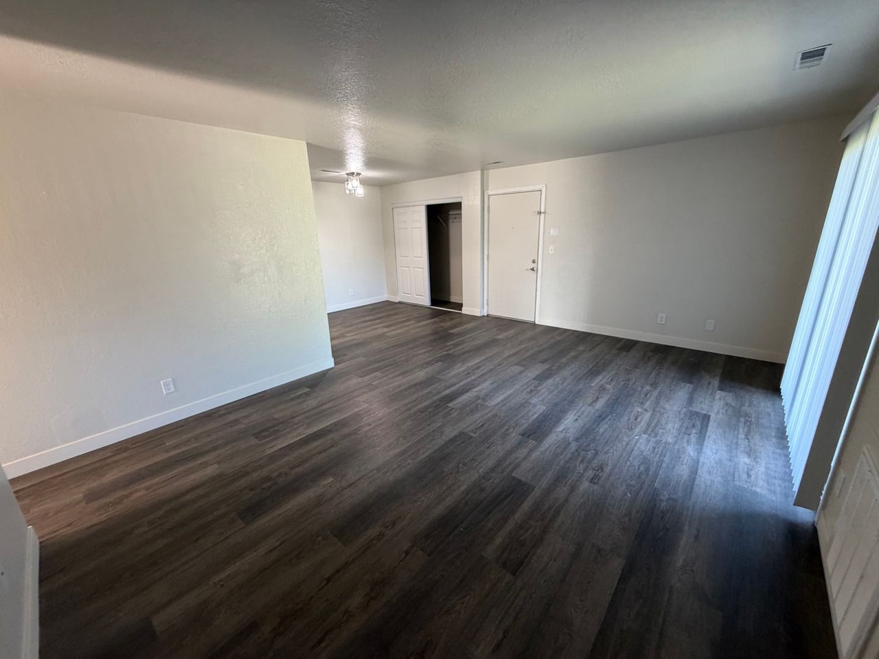 305 Locust St W - Photo 5 of 19