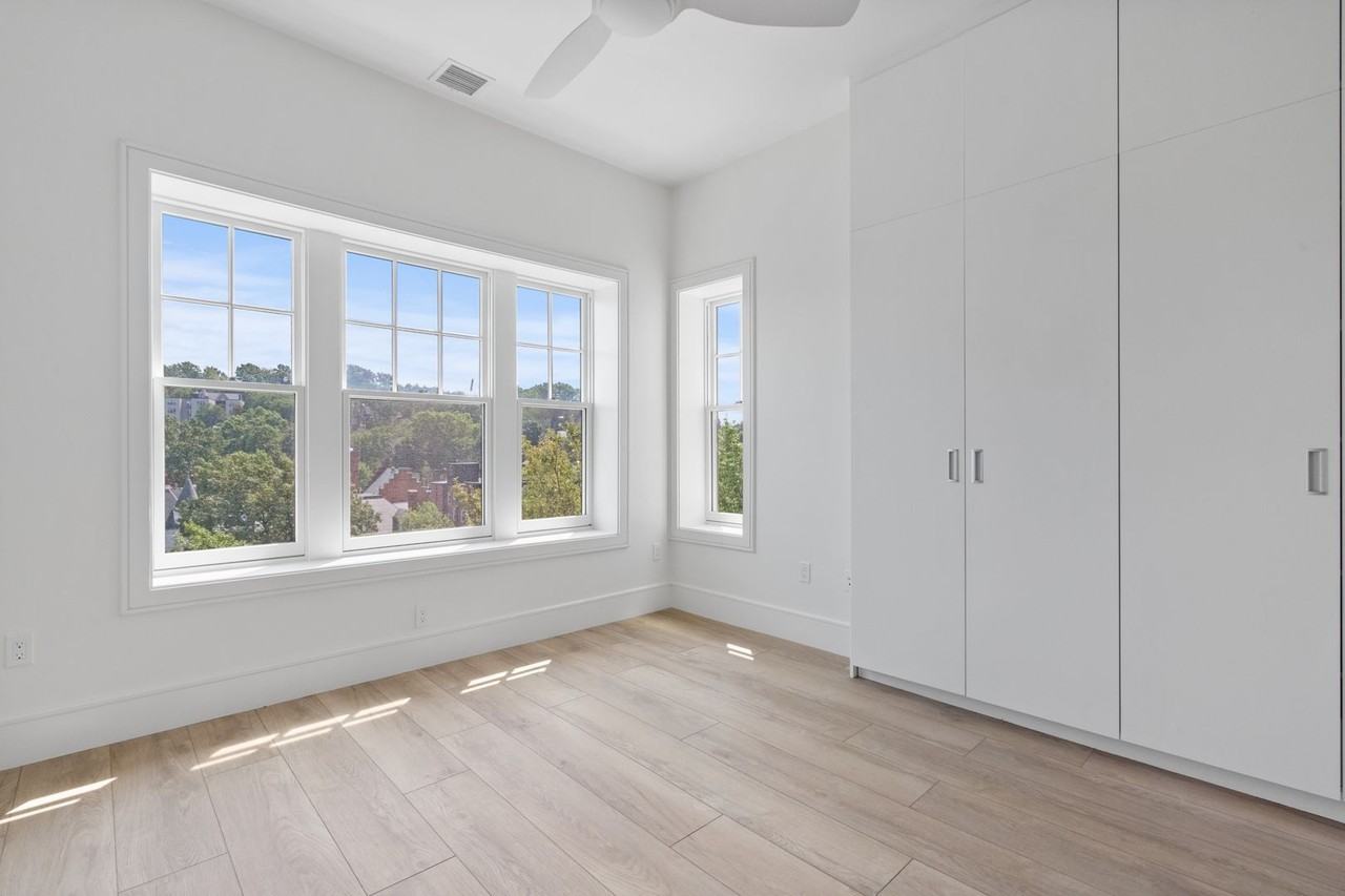 300-1581 Beacon St #2 - Photo 3 of 12
