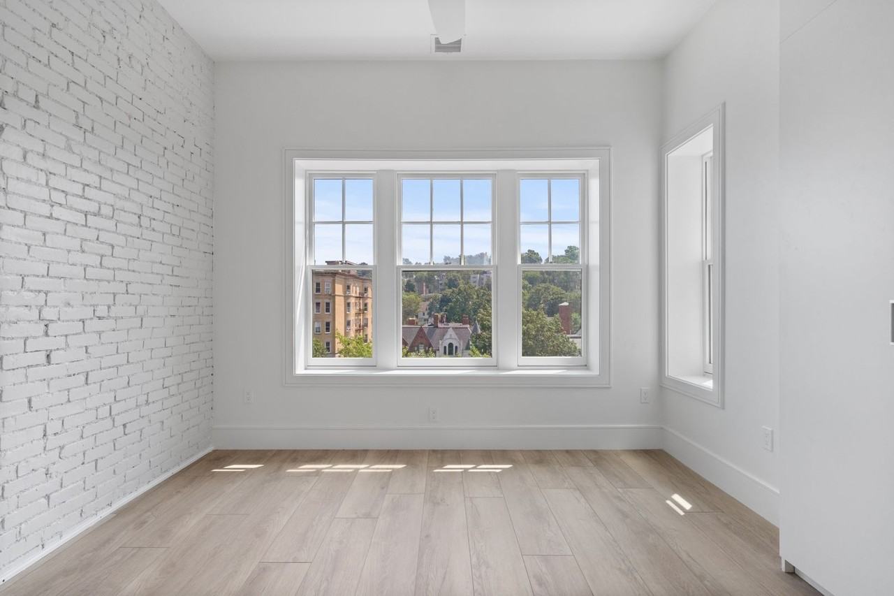 300-1581 Beacon St #2 - Photo 4 of 12