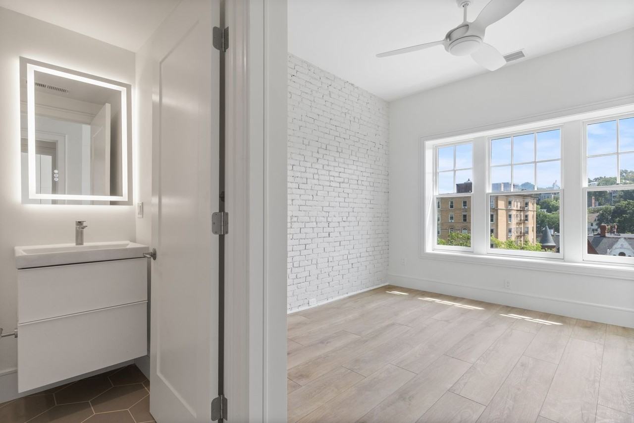 300-1581 Beacon St #2 - Photo 5 of 12