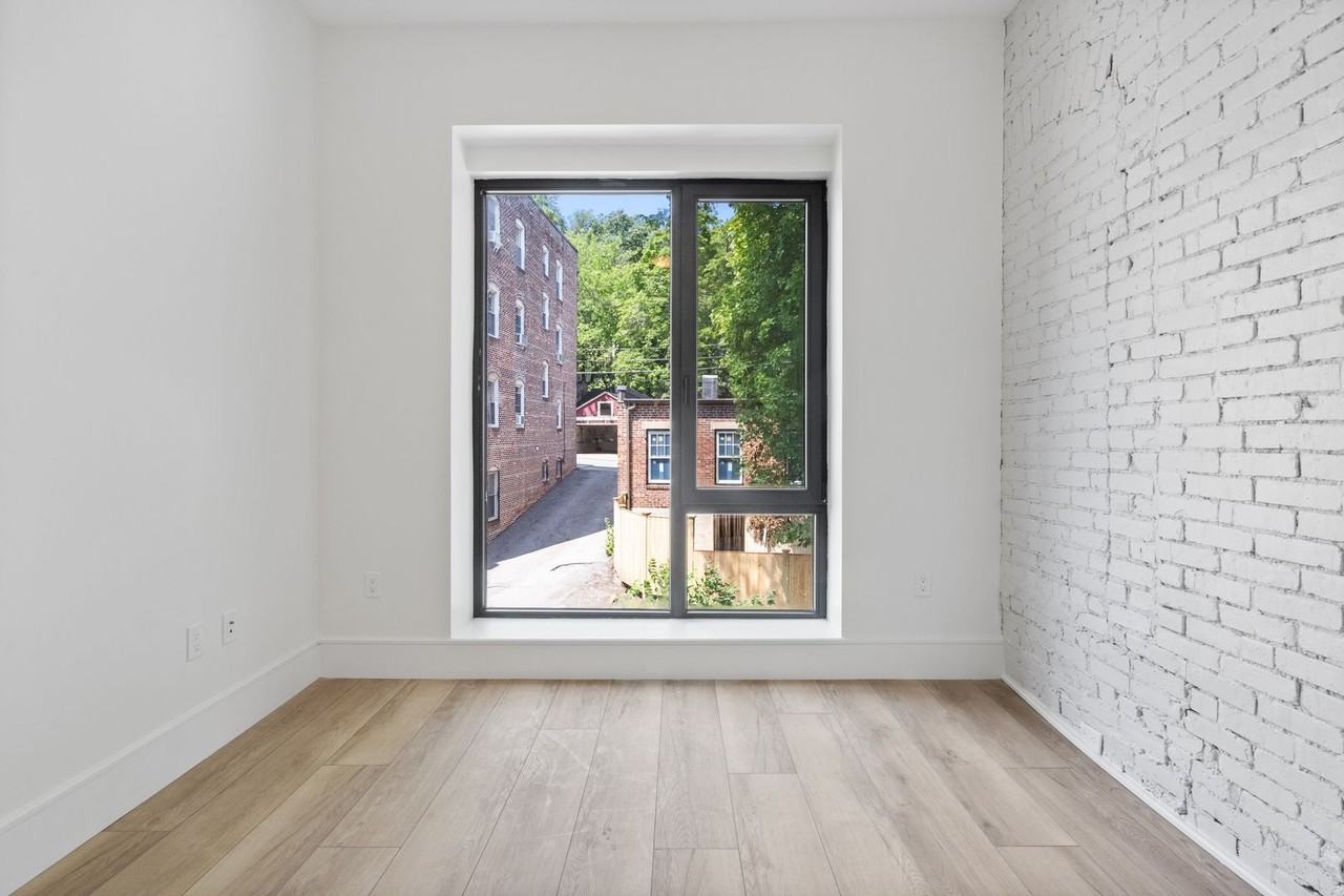 300-1581 Beacon St #2 - Photo 7 of 12