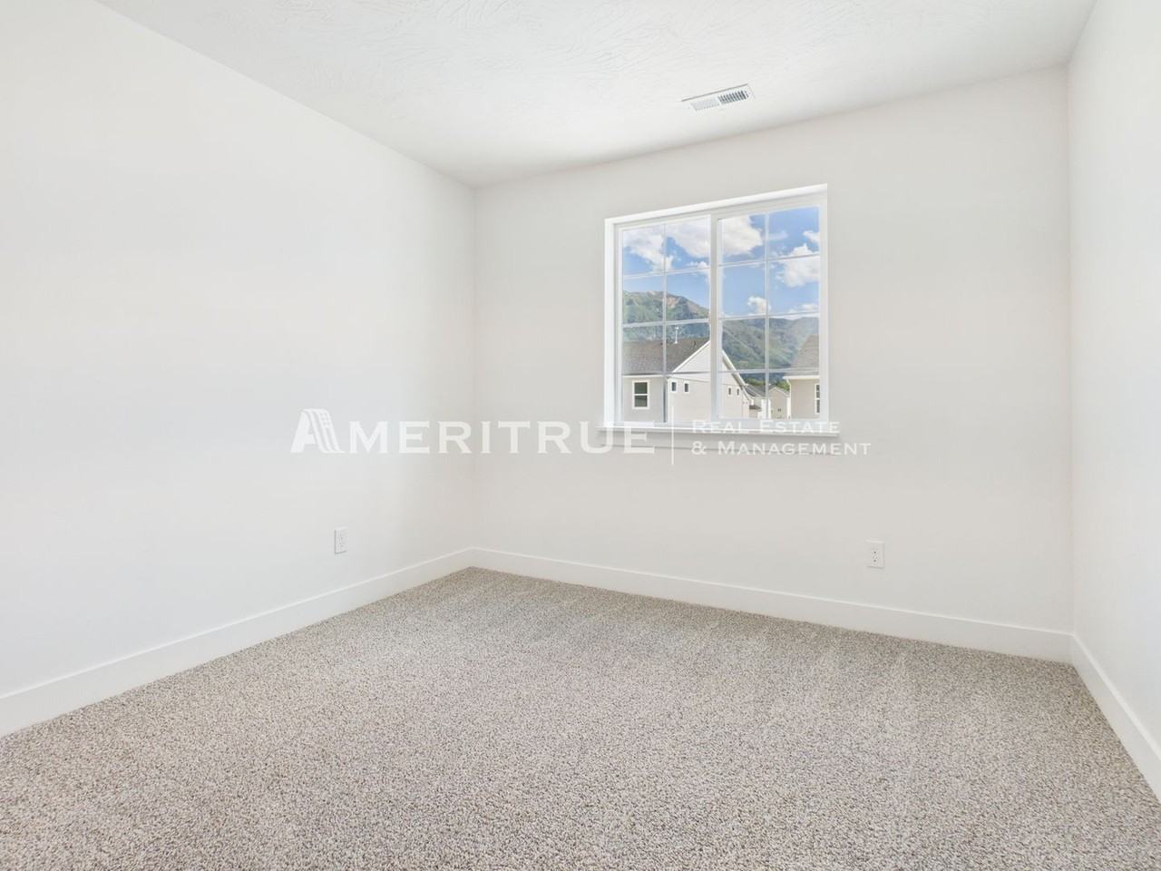 443 E 650 N - Photo 7 of 29