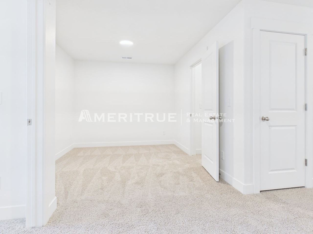 447 E 650 N - Photo 7 of 36