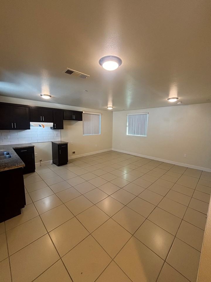 624 West 51st Street - Photo 3 of 17