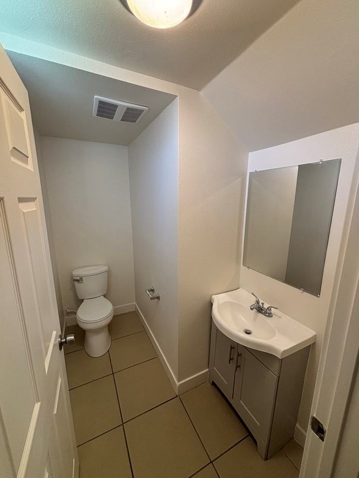 624 West 51st Street - Photo 5 of 17